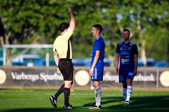 Böljan Falkenbergs David Wallnedal får rött kort