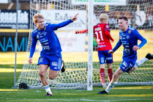 Böljan Falkenbergs Hannes Bengtsson jublar