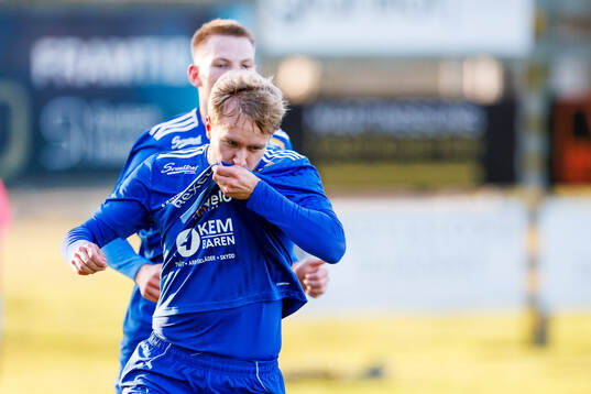 Böljan Falkenbergs Hannes Bengtsson jublar