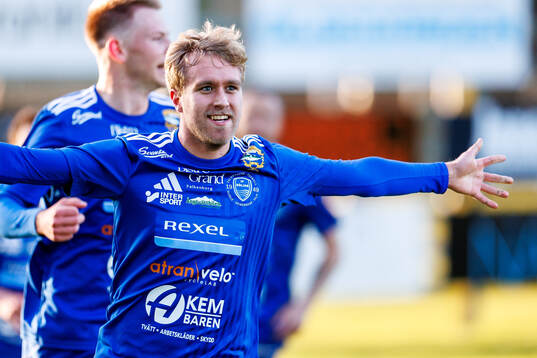 Böljan Falkenbergs Hannes Bengtsson jublar
