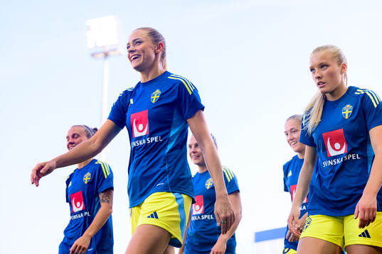 Fridolina Rolfö and Smilla Holmberg of Sweden