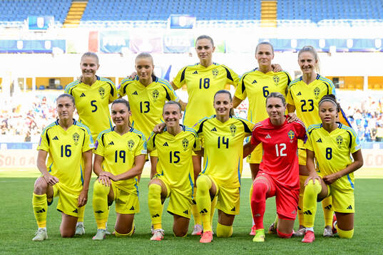The starting eleven of Sweden pose for a team photo