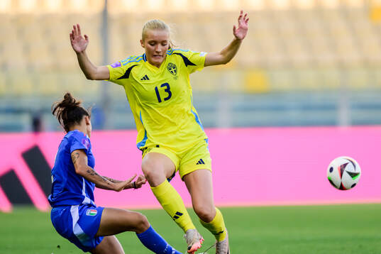 Valentina Bergamaschi of Italy and Smilla Holmberg of Sweden