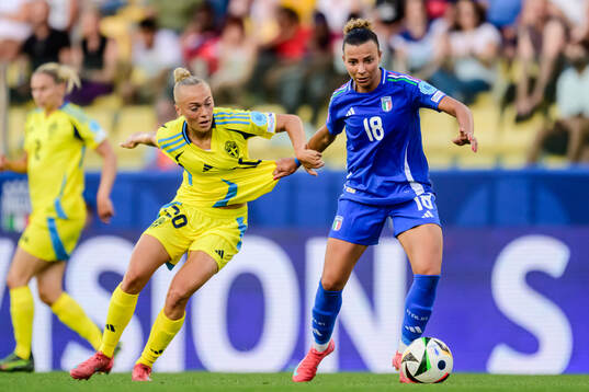 Arianna Caruso of Italy against Hanna Bennison of Sweden