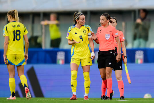 Kosovare Asllani of Sweden and Referee Stéphanie Frappart