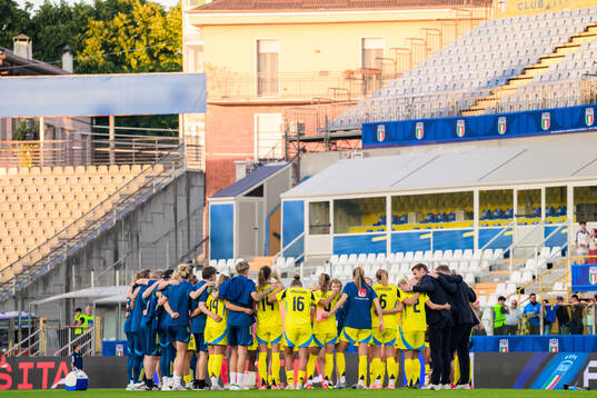 Playrs of Sweden gather
