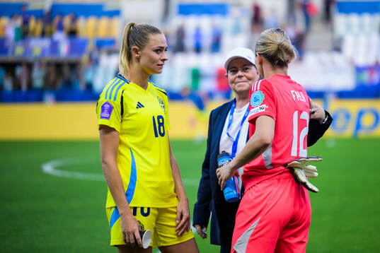 Fridolina Rolfö and goalkeeper Jennifer Falk speaks to
