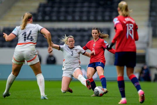 Sandra Jessen of Iceland and Tuva Hansen of Norway