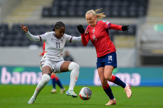 Natasha Anasi of Iceland and Frida Maanum of Norway