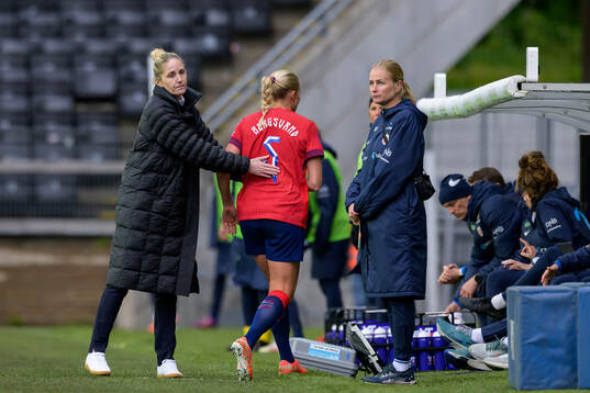 Head coach Gemma Grainger and Guro Bergsvand of Norway