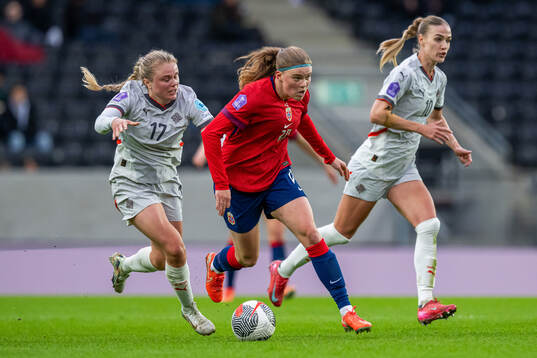 Agla Albertsdottir of Iceland and Signe Gaupset of Norway