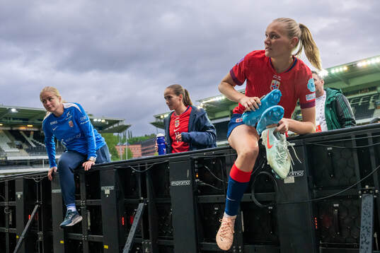 Team manager Jeanette Ringstad, Guro Reiten and Frida
