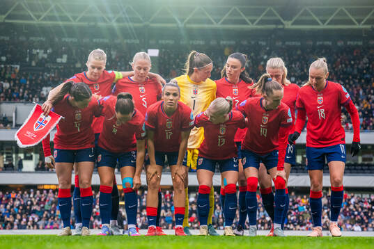 Celin Bizet Ildhusøy and players of Norway pose for a team