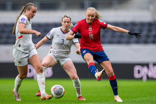 Sandra Jessen of Iceland and Frida Maanum of Norway