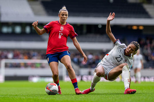Celin Bizet Ildhusøy of Norway and Sveindis Jonsdottir of