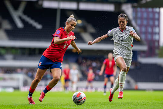 Celin Bizet Ildhusøy of Norway and Sveindis Jonsdottir of