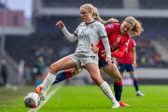 Agla Albertsdottir of Iceland and Signe Gaupset of Norway