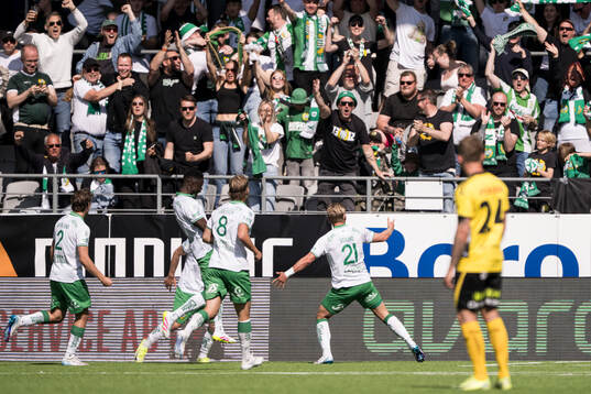 Hammarbys Simon Strand jublar