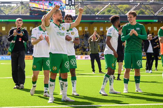 Hammarbys Simon Strand jublar