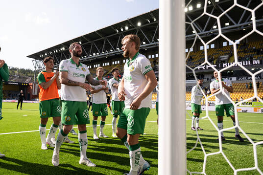 Hammarbys spelare jublar