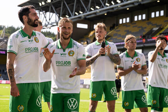 Hammarbys Nahir Besara och Simon Strand jublar