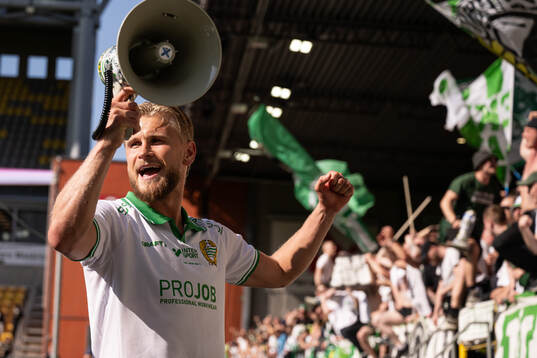 Hammarbys Simon Strand jublar