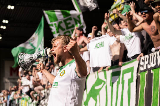 Hammarbys Simon Strand jublar