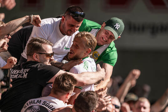 Hammarbys Simon Strand jublar med supportrar