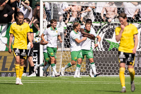 Hammarbys Simon Strand jublar med lagkamrater