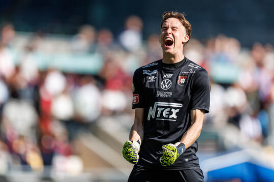 Örgrytes målvakt Hampus Gustafsson jublar
