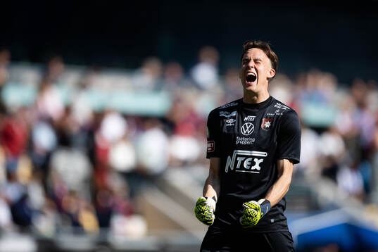 Örgrytes målvakt Hampus Gustafsson jublar