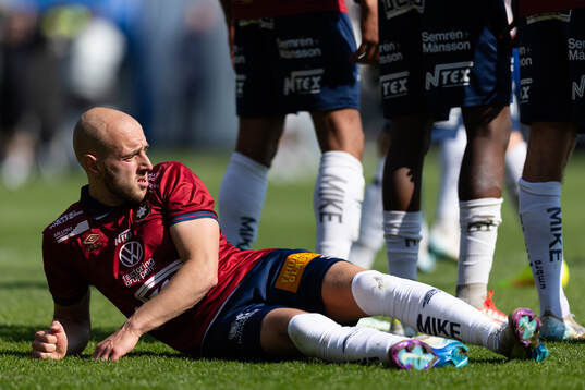 Örgrytes Amel Mujanic ligger ner bakom muren på en