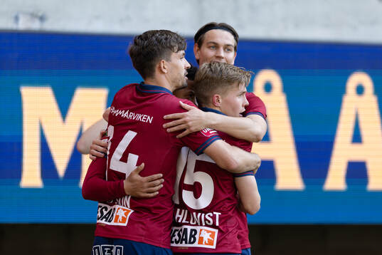 Örgrytes Tobias Sana jublar med lagkamrater