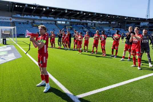 GAIS August Wängberg jublar med lagkamrater