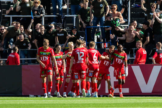 GAIS Edvin Becirovic jublar med lagkamrater