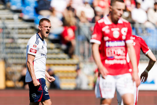 Östers Dennis Olsson jublar