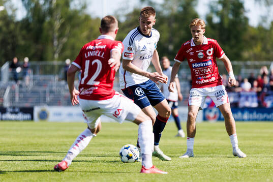 Östers Matias Tamminen och Degerfors Erik Lindell och