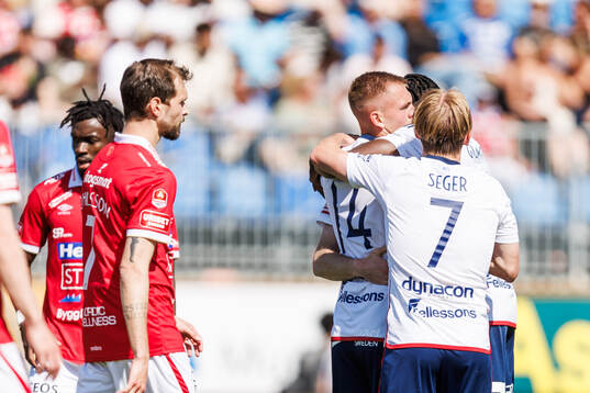 Östers Dennis Olsson jublar med lagkamrater