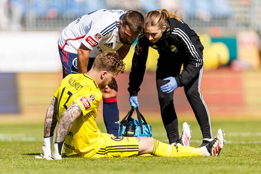 Östers målvakt Robin Wallinder har ont