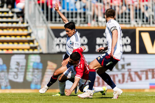Östers Lukas Bergquist och Degerfors Omar Faraj