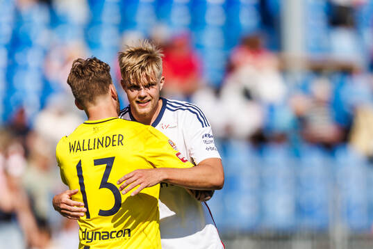 Östers målvakt Robin Wallinder och Mattis Adolfsson jublar