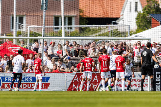 Östers spelare jublar och Degerfors spelare deppar