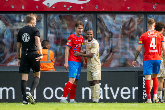 Helsingborgs Lukas Kjellnäs och Östersunds Nebiyou Perry