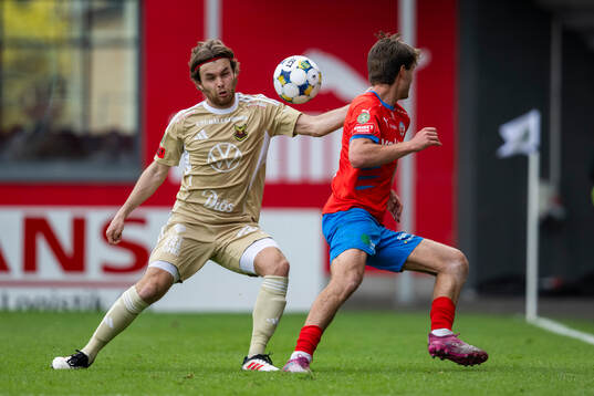 Helsingborgs Wilhelm Loeper lyfter bollen förbi