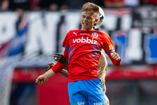 Helsingborgs Adrian Svanbäck nickar