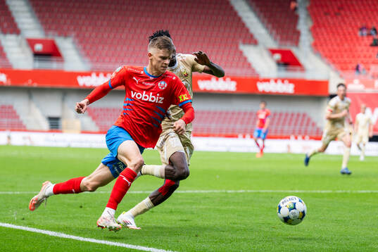 Helsingborgs Adrian Svanbäck och Östersunds Sunday Anyanwu