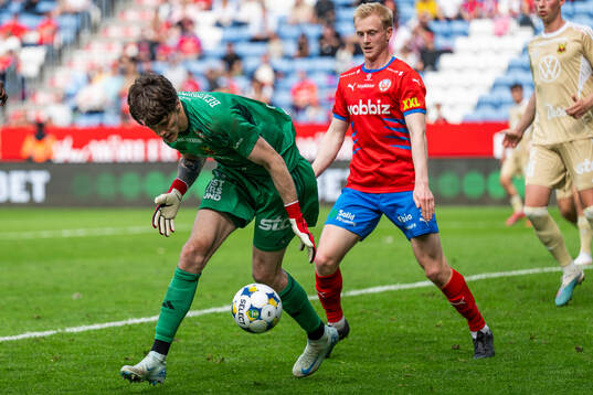 Östersunds målvakt Adam Benediktsson tappar bollen