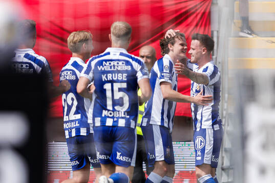 IFK Göteborgs Kolbeinn Thordarson jublar med lagkamrater