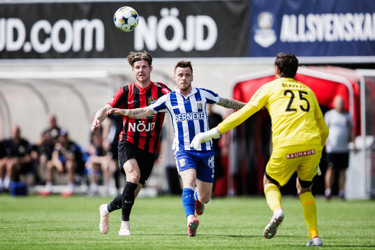 Brommapojkarnas Kamilcan Sever och målvakt Davor Blazevic