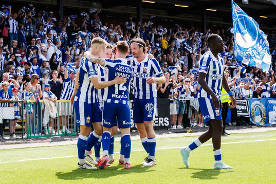 IFK Göteborgs Kolbeinn Thordarson jublar med lagkamrater